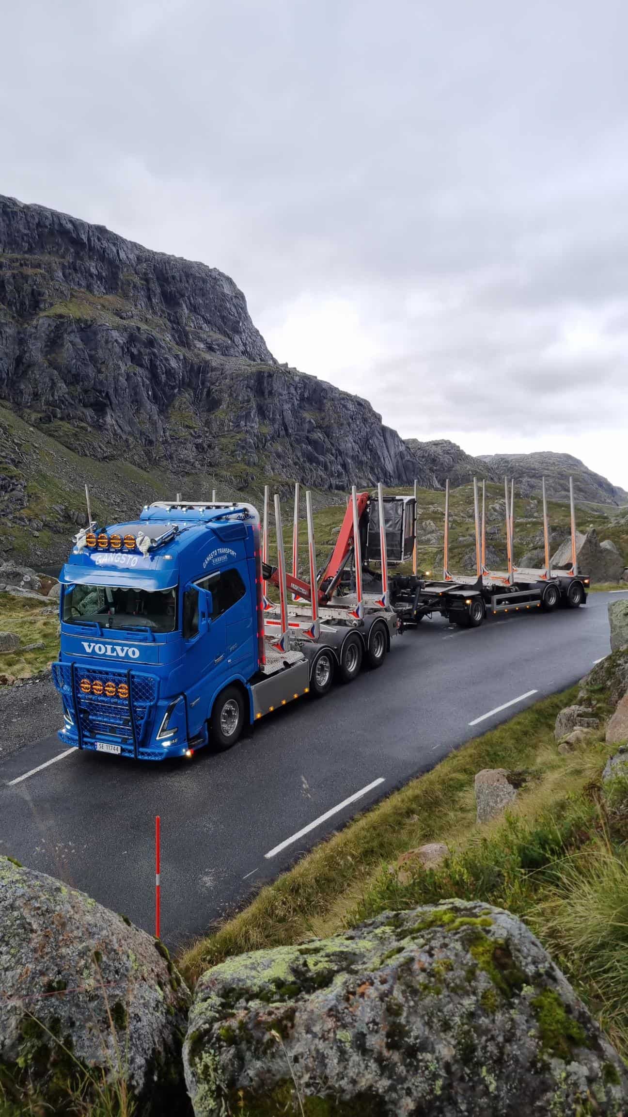 Lastebil klar for lastning av tømmer